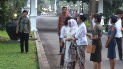Didampingi Ajudan, Iriana dan Mufidah Kalla Muncul di Halaman Istana