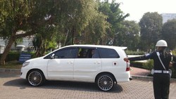 Tjahjo Kumolo ke Istana Naik Innova Putih