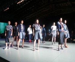 Tuty Cholid Hadirkan Busana Batik dan Kain Tenun Siap Pakai