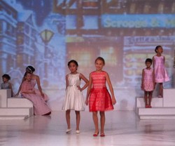 Rilis Gaun Anak untuk Natal, Bubble Girl Gelar Peragaan Fashion Drama