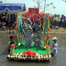 27 Catwalk Apung Meriahkan Carnival On The River di Pasuruan
