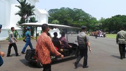 Begini Gaya Jokowi Saat Jadi Sopir Mini Golf di Istana