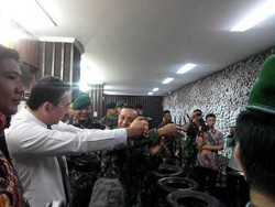 Latihan Menembak Bersama Pangkostrad, Ahok: Kita Memang Teman Baik
