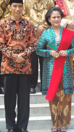 Ibu Negara Iriana yang Tampil Mencolok