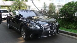 Naik Lexus B 1 PDI, Megawati Keluar dari Istana