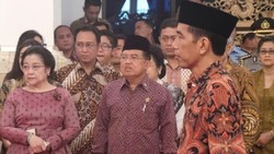 Pelantikan Menteri, Mega Muncul dan Pergi Bersama Rombongan Jokowi-JK