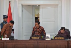 Begini Gaya Jokowi Pimpin Rapat Kabinet Perdana