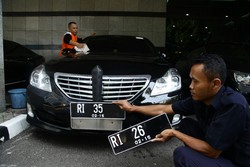 Mobil Crown Royal Saloon RI-35 Siap Angkut Menhub Jonan