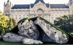 Patung Pria Raksasa Muncul dari Dalam Tanah