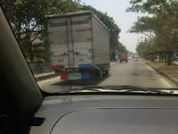 Truknya Miring Banget