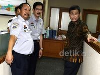 Gaya Jonan Sidak di Kantor Kemenhub