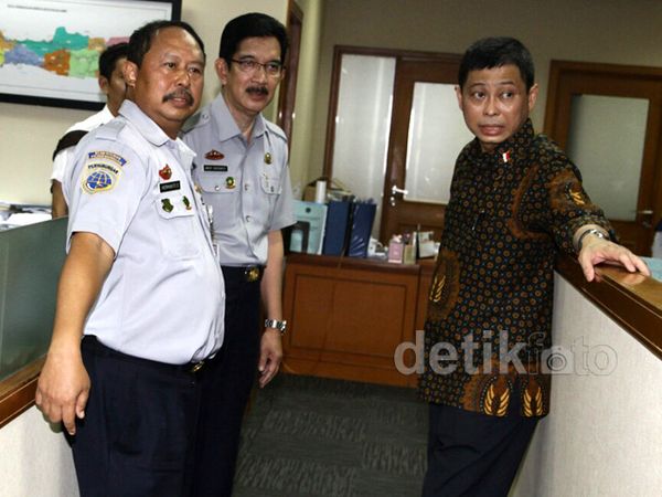 Gaya Jonan Sidak di Kantor Kemenhub