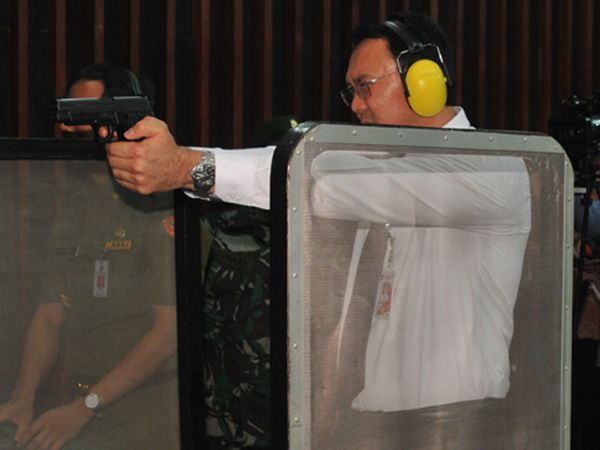 Ahok Latihan Menembak di Mabes Kostrad