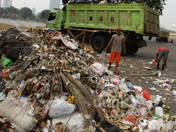 Sampah Menggunung di Taman Monas