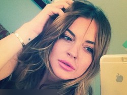 Lindsay Lohan Kembali Pamer Foto Topless