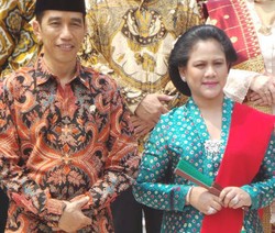 Dampingi Jokowi di Pelantikan Menteri, Iriana Kembali Pakai Kebaya Warna Cerah