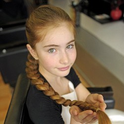 Katy White, Remaja Cantik yang Punya Rambut Pirang Panjang Mirip Rapunzel