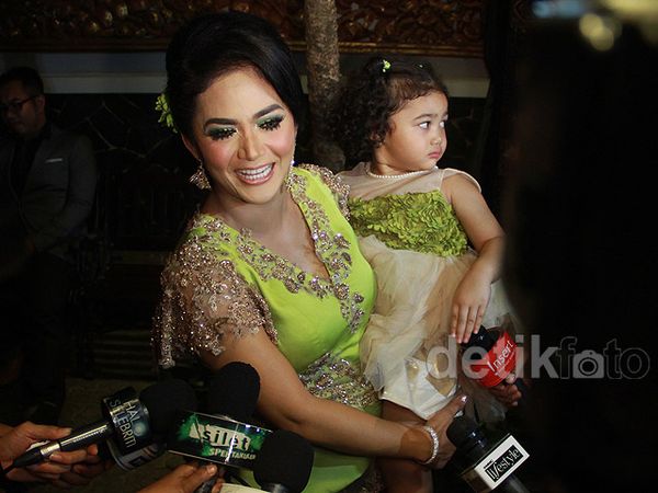 Krisdayanti dan si Imut Amora di Nikahan Tantri dan Arda