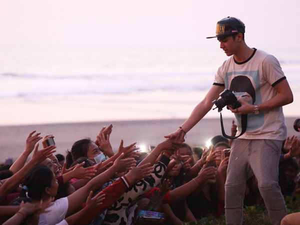 Si Ganteng Al Sapa Fans di Bali