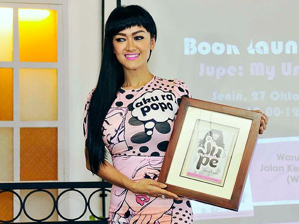 Julia Perez Rilis Buku 'Jupe: My Uncut Story'