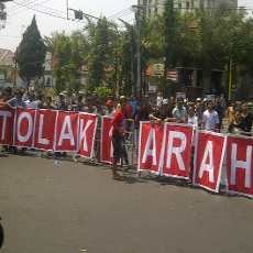 Warga Kembali Blokir Jalan Mayjen Panjaitan Tuntut Dua Arah