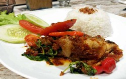 Journey Coffee: Menikmati Pedas Gurih Journeys Basil Chicken Diiringi Hot Donkey Kong