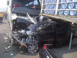 Ini Penampakan Sedan yang Gepeng Tergencet Bus dan Truk di Tol Cipularang