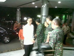 Presiden Jokowi dan Iriana Jenguk BJ Habibie di RSPAD