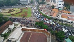 Buruh Konvoi Pakai Ratusan Motor di Tugu Tani, Lalu Lintas Macet Parah