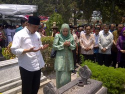 Menpora Imam dan Roy Suryo Ziarah ke Makam Tokoh Sumpah Pemuda di Yogya