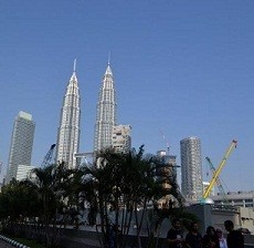 Dari Dekat atau Jauh, Menara Kembar Petronas Tetap Memukau