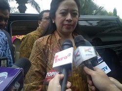 Naik Alphard, Menko Puan Maharani Tiba di Kantornya untuk Sertijab