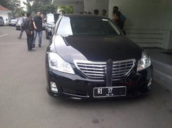 Toyota Crown Royal Saloon RI-17 Untuk Menko Puan Maharani