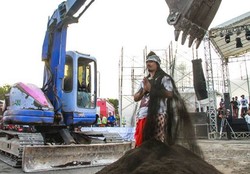 Tolak Reklamasi Bali, Seniman Ini Rela Ditimbun Tanah