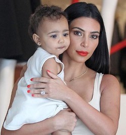 Kim Kardashian Dapat Kado Tas Hermes Berhiaskan Lukisan Karya Anak Balita