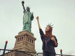 Lucunya Seohyun SNSD Tiru Gaya Patung Liberty