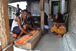 Kebahagiaan Keluarga Pengrajin Batik