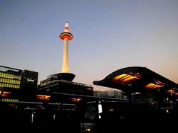 Megahnya Menara Kyoto Menjelang Malam