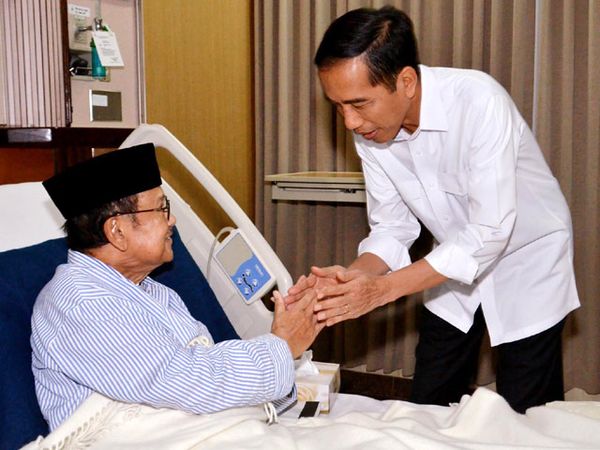 Presiden Jokowi Jenguk BJ Habibie