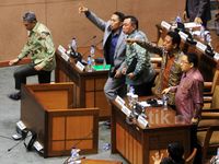 Paripurna DPR Ricuh, Meja Politisi PPP Dibanting