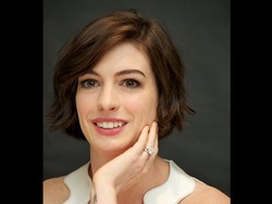 Anne Hathaway Tolak Jabat Tangan dengan Jurnalis karena Takut Tertular Ebola?