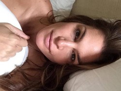 Cindy Crawford Pamer Wajah Cantik Tanpa Make-up di Usia 48