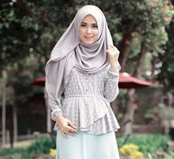 Hijab Style: Berbusana Anggun dan Simple Ala Rizky Nur Amelia