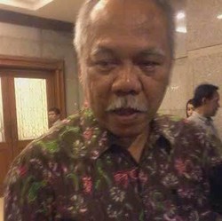 Menteri Basuki Cuek Pakai Ponsel Jadul