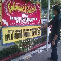 Ada Tommy Soeharto di Barisan Karangan Bunga untuk Susi Pudjiastuti