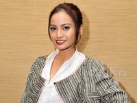 Acha Septriasa Stylish Hitam-putih