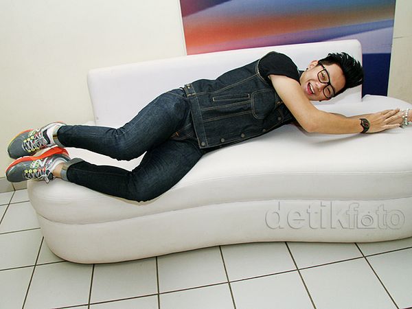 Brandon Nicholas Tidur-tiduran di Sofa