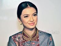 Pesona si Cantik Raline Shah Tampil Berbatik