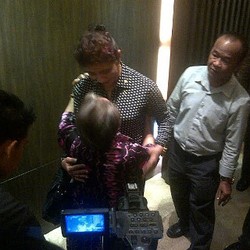 Ketika Menteri Susi Pudjiastuti Dipeluk Ibu Tua Pensiunan KKP