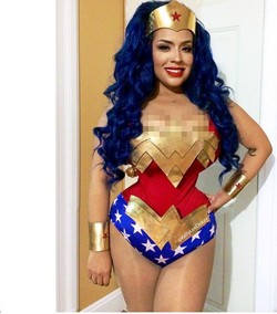 Kelly Lee Dekay, 7 Tahun Pakai Korset Demi Pinggang Super Ramping 41 Cm